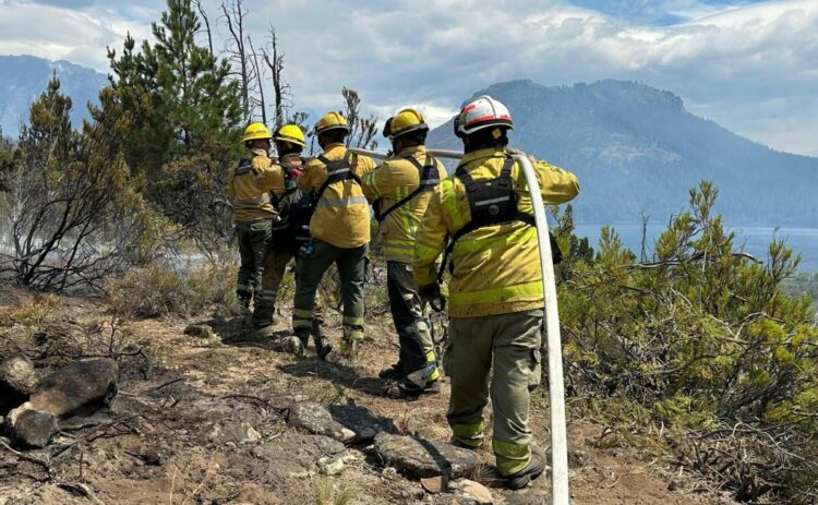Bomberos cordobeses continúan combatiendo el fuego en El Maitén Brigadistas del Plan Provincial de Manejo del Fuego, ETAC y bomberos voluntarios trabajan en la Comarca Andina, en Chubut.