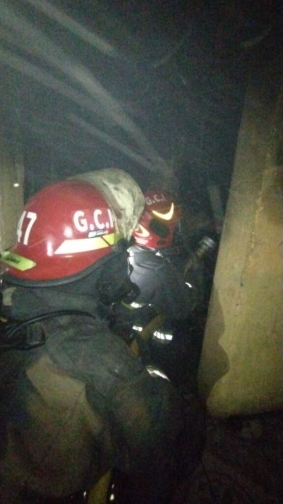 Bomberos trabajaron durante la madrugada para controlar el incendio en el depósito.