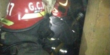 Bomberos trabajaron durante la madrugada para controlar el incendio en el depósito.