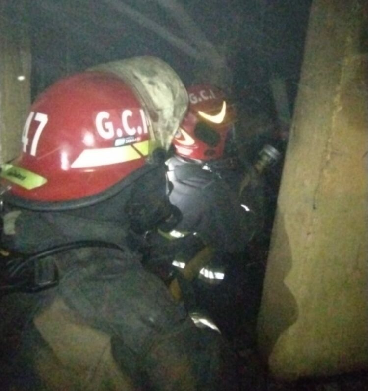 Bomberos trabajaron durante la madrugada para controlar el incendio en el depósito.