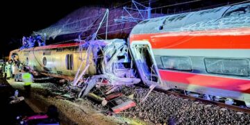 Chocaron dos trenes en alta velocidad y al menos 10 personas murieron
