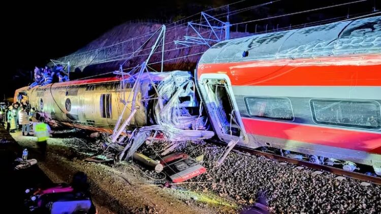 Las primeras imágenes de la colisión de dos trenes de alta velocidad en el sur de España.
