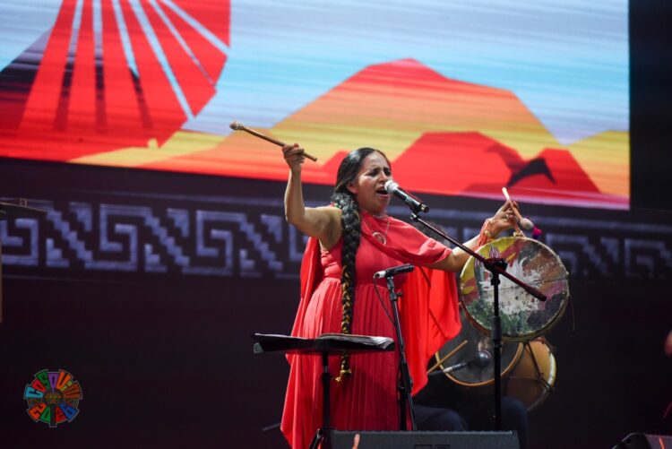 Mariana Carrizo mostró todas sus facetas y generó esa conexión única con sus coplas de cara al público que le agredeció toda su entrega.