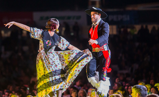 Cosquín inicia su 66ª edición con 4.000 jinetes y dos lunas de alto impacto Este sábado comienza la 66ª edición del Festival Nacional de Folklore, con desfiles tradicionales y las primeras lunas en la Plaza Próspero Molina.
