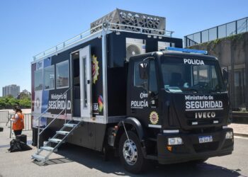 Cuenta con conectividad, grupo electrógeno, cámaras de vigilancia, enlace satelital, antenas, radios y sistema de drones.