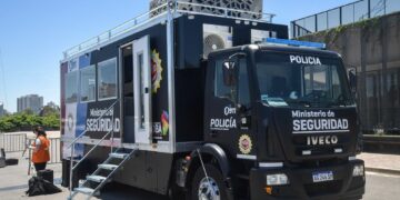 Cuenta con conectividad, grupo electrógeno, cámaras de vigilancia, enlace satelital, antenas, radios y sistema de drones.