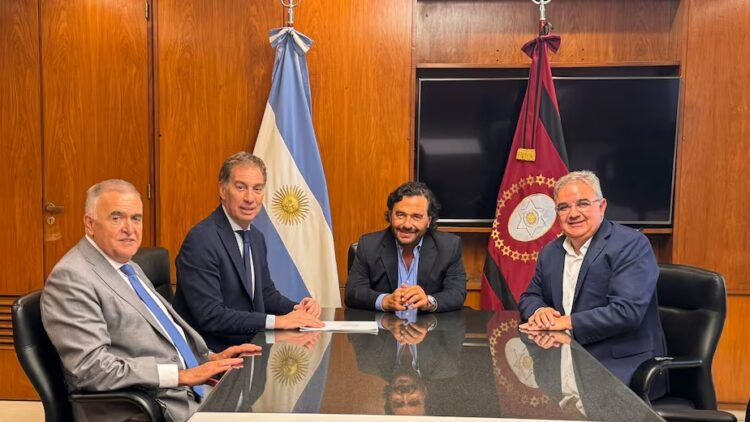 Diego Santilli, en la Casa de Salta en Buenos Aires, con los gobernadores Gustavo Sáenz, Raúl Jalil y Osvaldo Jaldo.