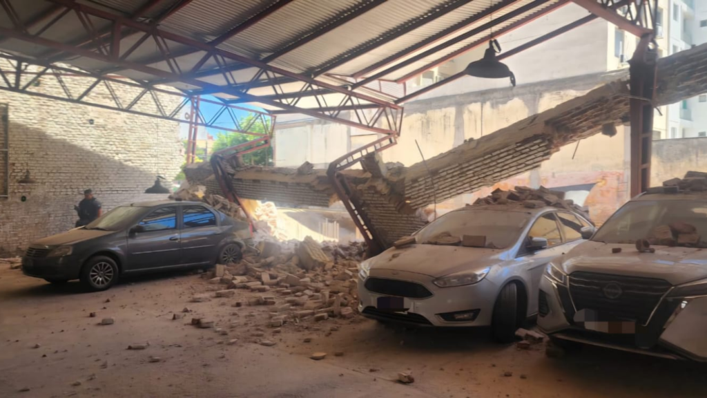 Colapsó una pared de un galpón en barrio General Paz y causó daños en cuatro vehículos. Las autoridades investigan las causas del derrumbe.