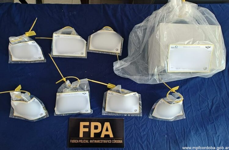 En uno de los operativos se logró el secuestro de 224 dosis de marihuana (fraccionadas en varios envoltorios),  dinero, un automóvil y un arma blanca.