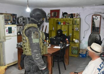 la Fuerza Policial Antinarcotráfico secuestró 323 dosis de cocaína, cannabis, dinero y una motocicleta.