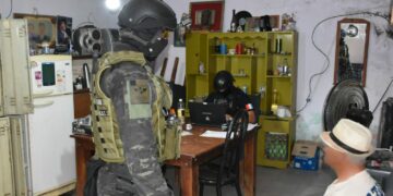 Desarticularon una banda familiar dedicada a la venta de drogas: secuestraron más de 300 dosis de cocaína la Fuerza Policial Antinarcotráfico secuestró 323 dosis de cocaína, cannabis, dinero y una motocicleta.