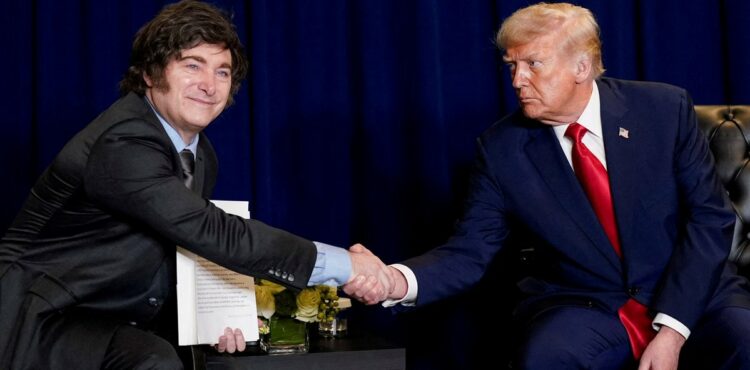 EE.UU. busca un acuerdo con Argentina por inmigrantes deportados El presidente Javier Milei y su par estadounidense, Donald Trump.