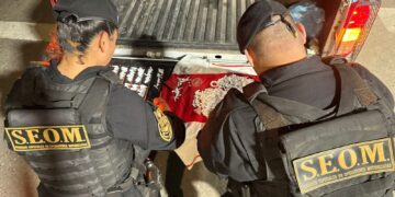 Efectivos de unidades especiales realizaron controles simultáneos en distintos puntos de la ciudad, donde secuestraron estupefacientes, un vehículo y detuvieron a tres personas.