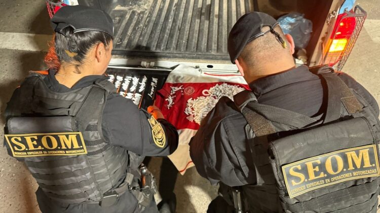 Efectivos de unidades especiales realizaron controles simultáneos en distintos puntos de la ciudad, donde secuestraron estupefacientes, un vehículo y detuvieron a tres personas.