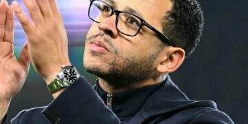 El Chelsea confirmó a Liam Rosenior como su nuevo entrenador