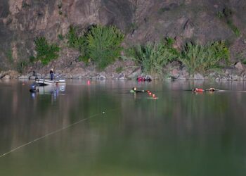 El cuerpo fue hallado a 15 metros de la costa y a cuatro metros de profundidad.