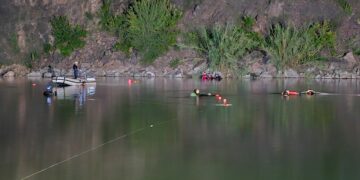 El cuerpo fue hallado a 15 metros de la costa y a cuatro metros de profundidad.