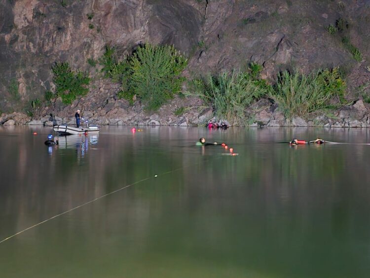 El cuerpo fue hallado a 15 metros de la costa y a cuatro metros de profundidad.