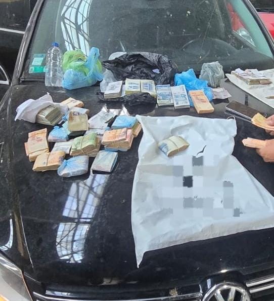 Secuestraron una millonaria suma de dinero del interior de una camioneta con pedido judicial El dinero fue hallado dentro de una camioneta que permanecía bajo custodia judicial en el centro de la ciudad.