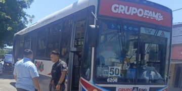 El hecho ocurrió en una unidad de la línea 50 y terminó con un pasajero detenido.