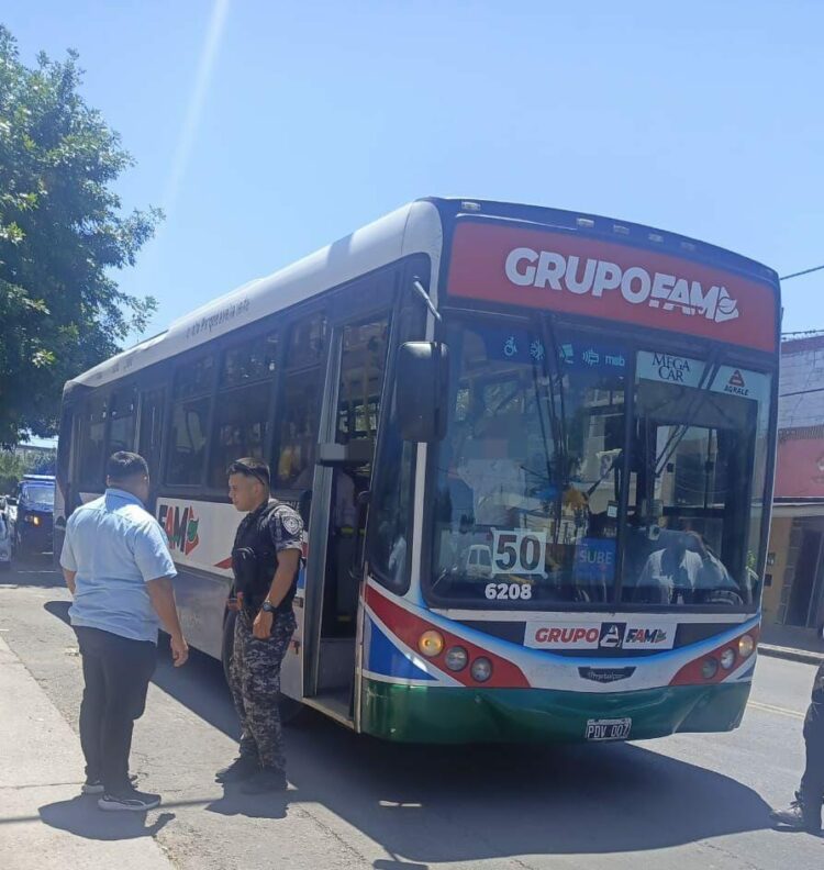 El hecho ocurrió en una unidad de la línea 50 y terminó con un pasajero detenido.