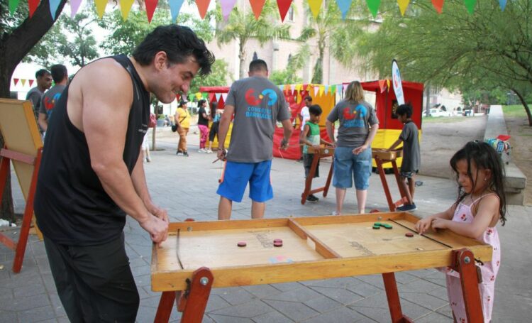 El objetivo es acercar propuestas culturales a la comunidad y promover el uso de los espacios públicos como ámbitos de encuentro.