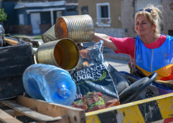 El operativo busca retirar elementos en desuso que puedan acumular agua y favorecer la proliferación del mosquito del dengue en distintos barrios de Córdoba.