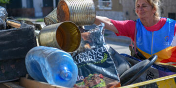 El operativo busca retirar elementos en desuso que puedan acumular agua y favorecer la proliferación del mosquito del dengue en distintos barrios de Córdoba.