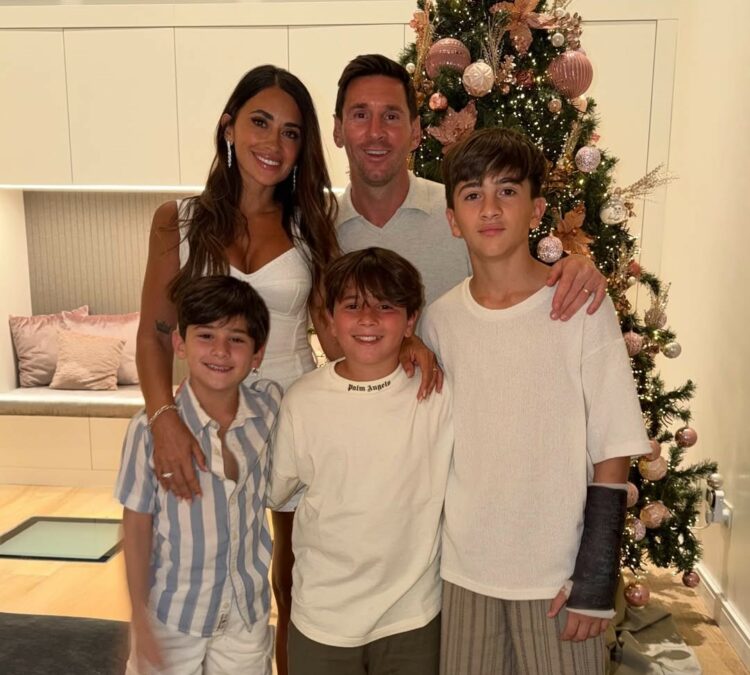 El capitán posó junto a su familia en la celebración de año nuevo.