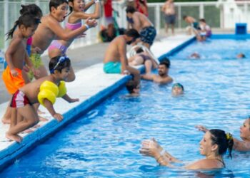 El predio cuenta con asadores, bancos y mesas, baños con agua caliente las 24 horas, juegos recreativos, canchas de fútbol, vóley, tejo y básquet y seguridad.