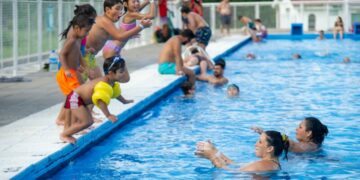 El predio cuenta con asadores, bancos y mesas, baños con agua caliente las 24 horas, juegos recreativos, canchas de fútbol, vóley, tejo y básquet y seguridad.