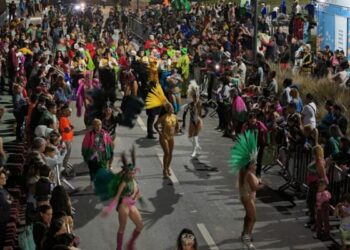 El río Suquía se llena de ritmo y colores con la segunda edición del carnaval barrial.