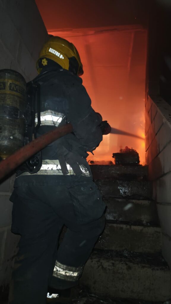 El siniestro se registró el miércoles por la noche en un galpón de calle Usandivaras al 1900.