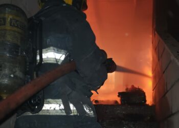 El siniestro se registró el miércoles por la noche en un galpón de calle Usandivaras al 1900.