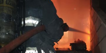 Bomberos sofocaron un incendio en un depósito de materiales eléctricos El siniestro se registró el miércoles por la noche en un galpón de calle Usandivaras al 1900.