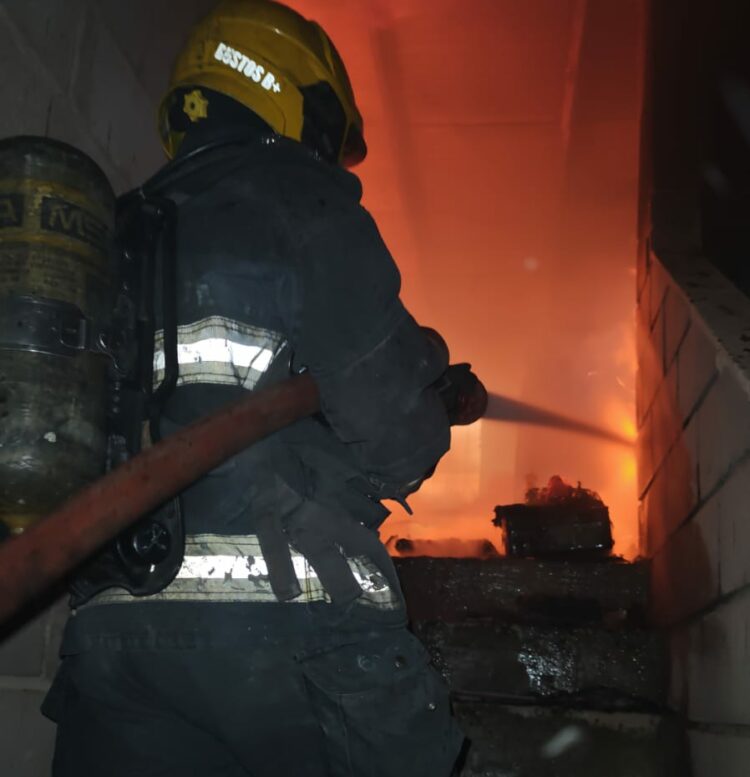 El siniestro se registró el miércoles por la noche en un galpón de calle Usandivaras al 1900.
