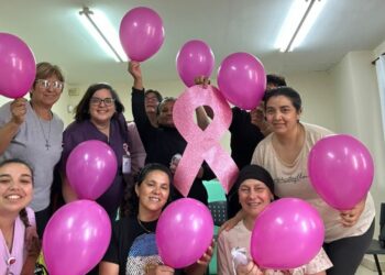 El tratamiento incluye técnicas kinésicas enfocadas en ejercicios de movilidad, flexibilidad y resistencia, principalmente en miembros superiores.