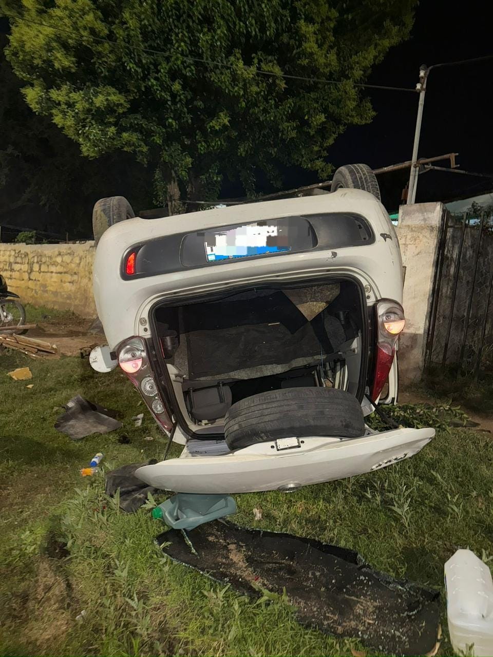 El vehículo perdió el control y terminó impactando contra una vivienda del barrio Residencial San Roque.