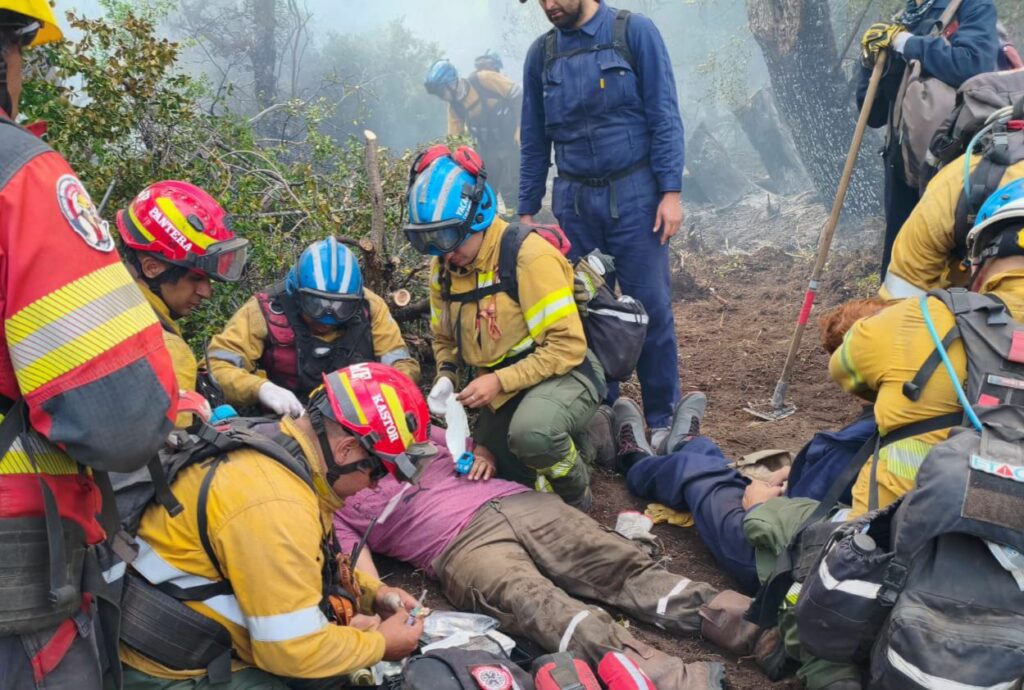 En el lugar 26 bomberos voluntarios de Córdoba combaten uno de los focos más complejos y agresivos que afectan a la región patagónica.