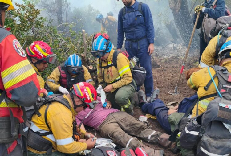 En el lugar 26 bomberos voluntarios de Córdoba combaten uno de los focos más complejos y agresivos que afectan a la región patagónica.