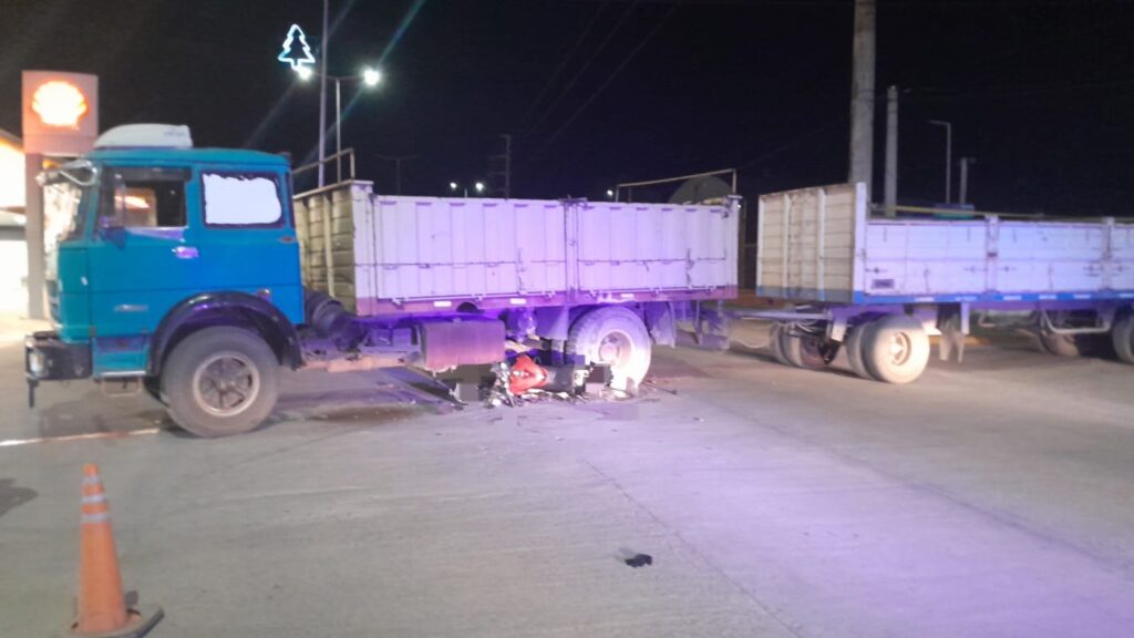 Dos jóvenes murieron tras un choque entre una moto y un camión El accidente ocurrió en la intersección de la ruta provincial 10 y calle Congreso