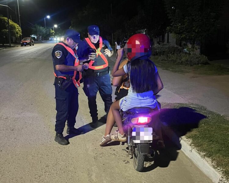 Amplio operativo preventivo terminó con dos aprehendidos y una mujer policial lesionada Fotografías del operativo preventivo en la localidad de Villa de Soto