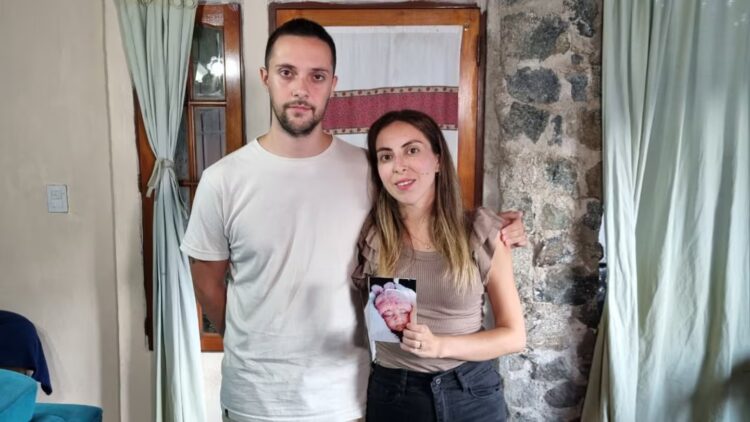 Gastón y Casandra, padres de Alma, impulsan un proyecto para ampliar el test del talón.