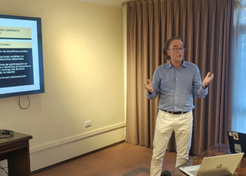 El director del IERAL, Osvaldo Giordano en la mesa con periodistas locales.