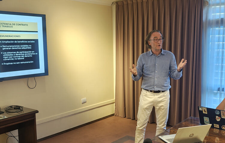 Las cinco propuestas del IERAL para mejorar la Ley de Reforma Laboral El director del IERAL, Osvaldo Giordano en la mesa con periodistas locales.