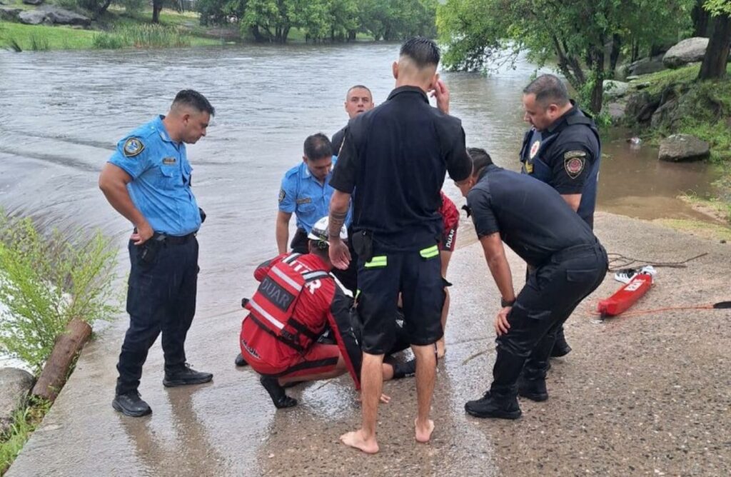 Ignoró un corte policial, cruzó un vado y debió ser rescatado Rescatado