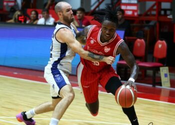 Instituto se floreó en el Sandrín y aplastó a Argentino