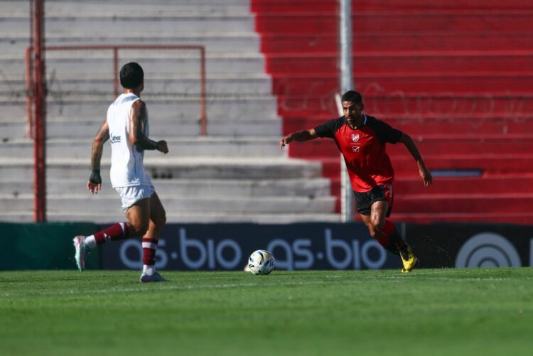 Franco Jara disputó sus primeros minutos con la camiseta albirroja.