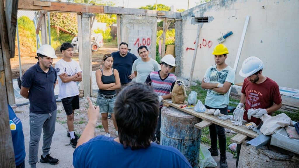 Ciudad Activa: jóvenes de barrio San Ignacio aprenden sobre construcción a través del proyecto Construyendo Futuro