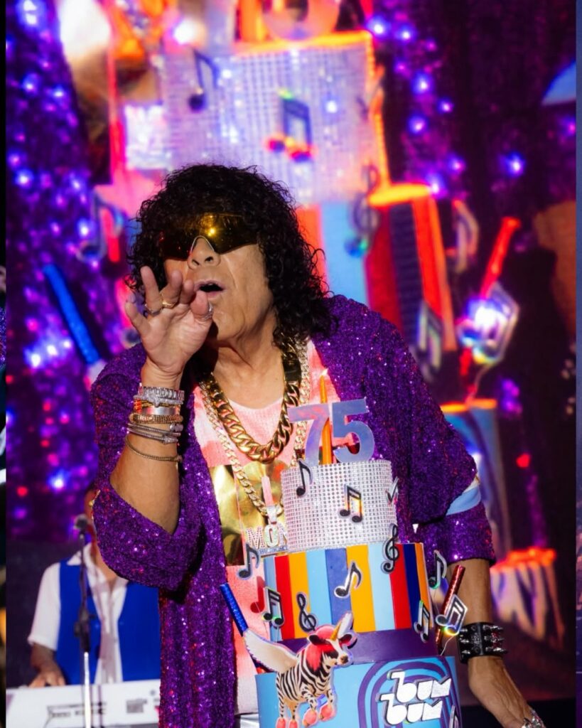 La Mona celebró sus 75 años ante una multitud en el Kempes: vigencia, emoción y un anuncio esperado